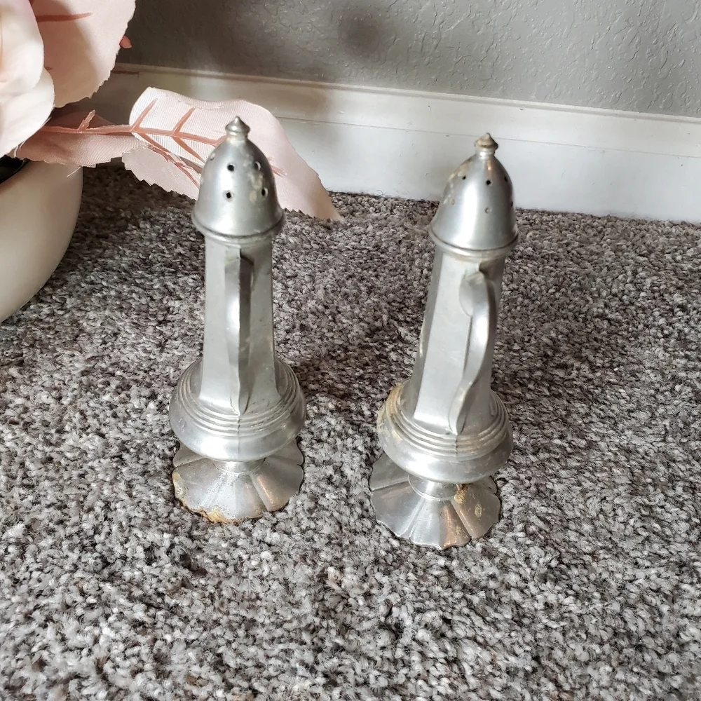 Vintage Peerless Pewter Salt & Pepper Shakers - Pewter 912 Handled S+P Shakers